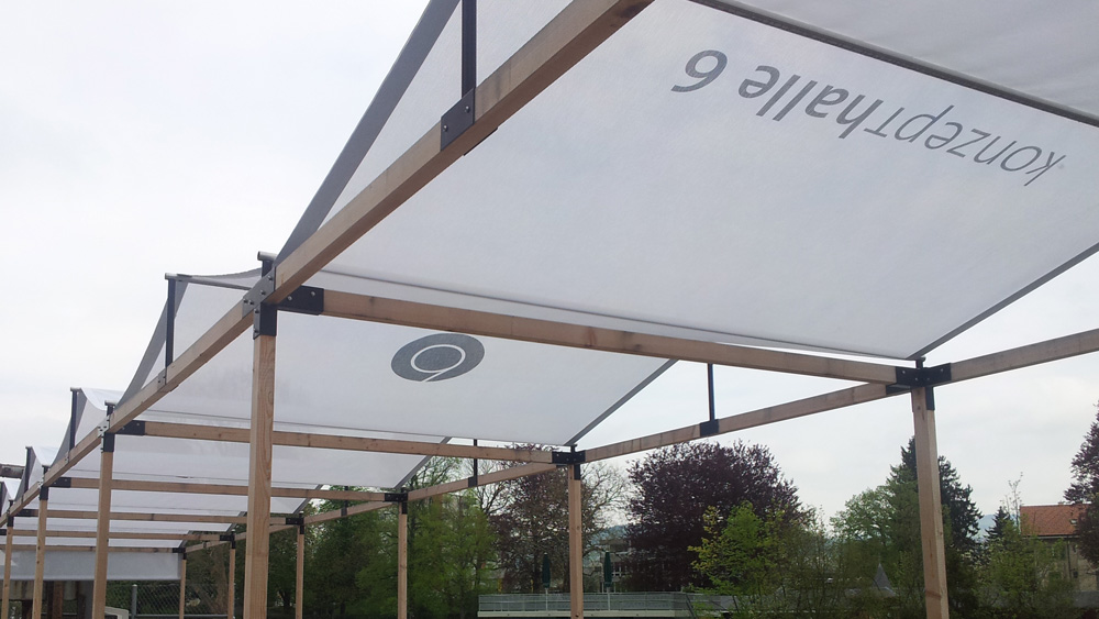 Logo auf Gitternetz mit Negativschablone gestrichen