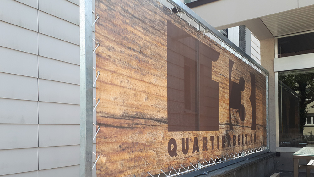 Digitaldruck 4-farbig, rundum mit Saum und Ösen in bestehenden Metallrahmen montiert