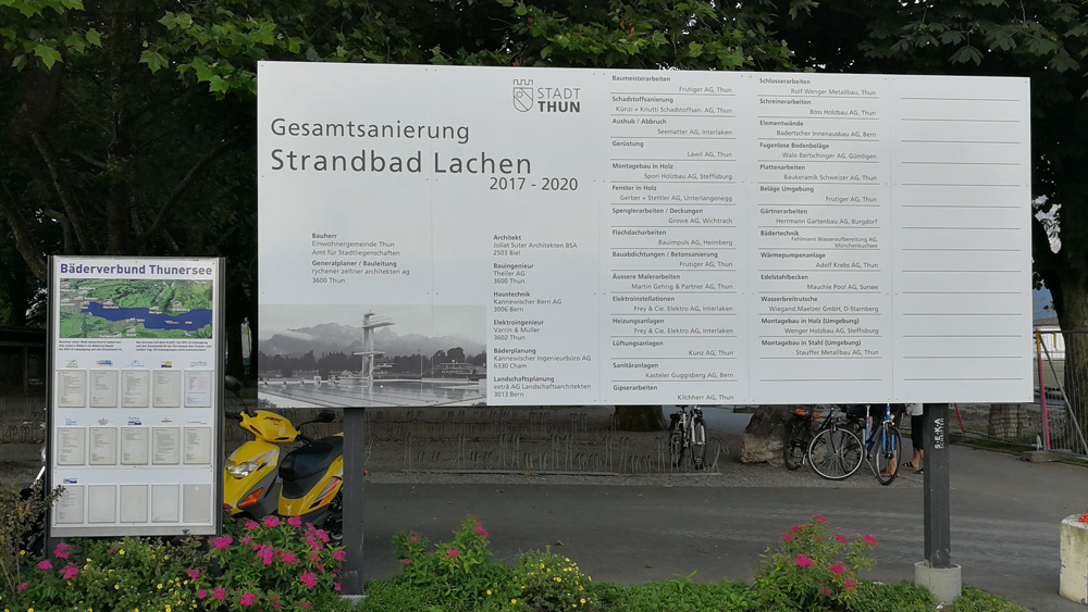 Werbeträger in Aluminium digital bedruckt in Betonfundament montiert