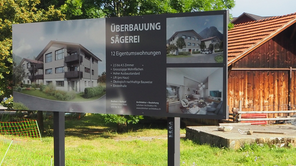 Werbeträger in Aluminium digital bedruckt in Betonfundament montiert