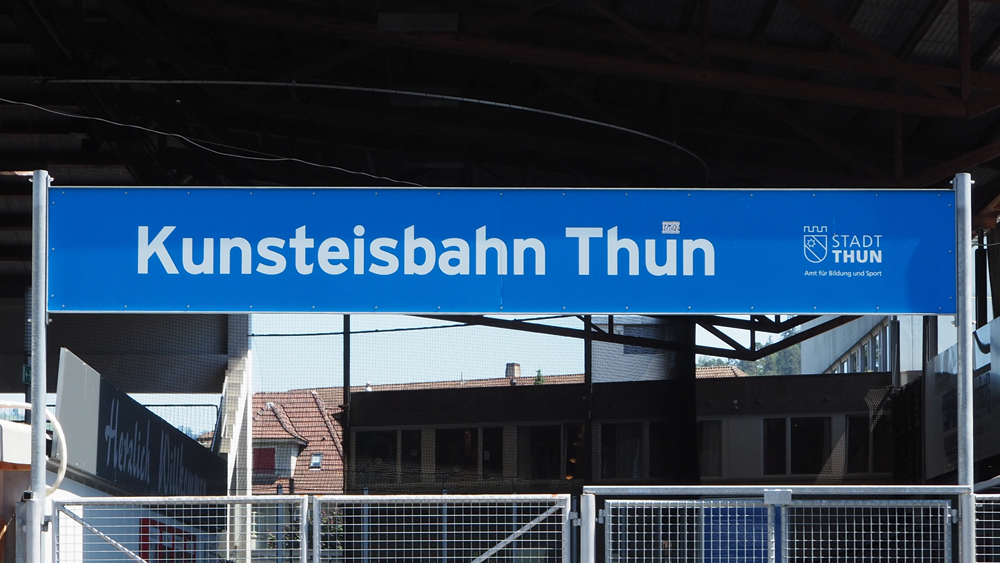 Werbetafel mit Metallrahmen und Standrohren montiert