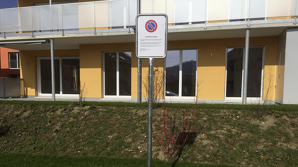 Schild in Metallrahmen in Boden versetzt