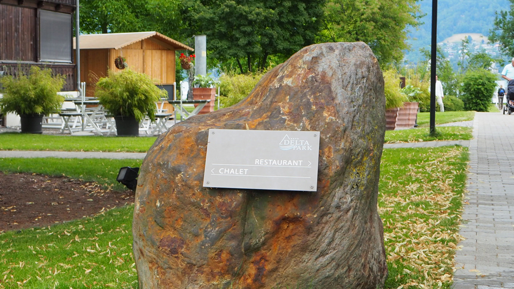 Aluschild lackiert und an Stein verbohrt