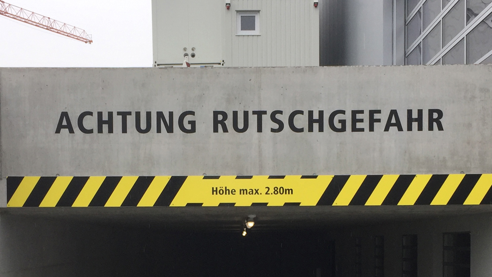 Metalltafel und Einzelbuchstaben auf Beton schabloniert