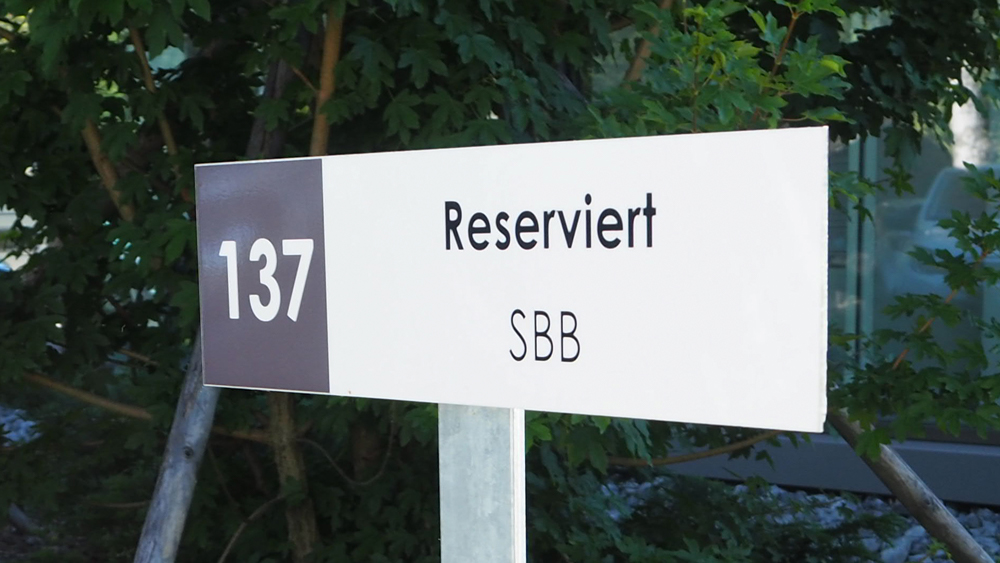 Werbeträger in Aluminium mit Stützen aus T-Stahl feuerverzinkt