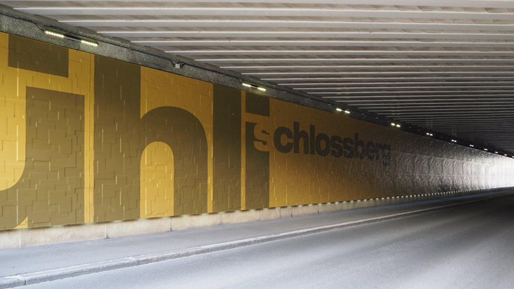 Text auf Lochblech schabloniert und lackiert