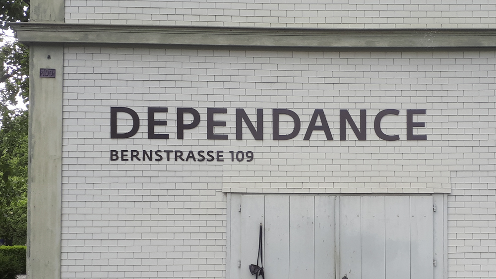 Einzelbuchstaben verdeckt an Untergrund montiert