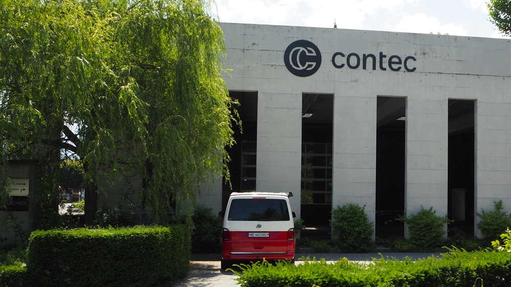 Einzelbuchstaben mit Logo lackiert und mit Hebebühne montiert