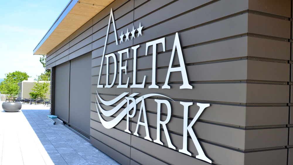 Einzelbuchstaben auf Holzlattung verdeckt montiert