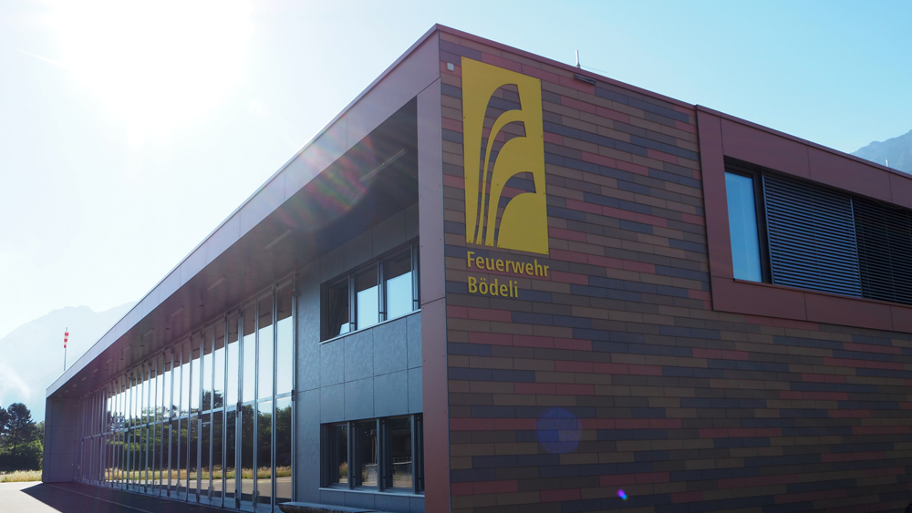 Material Aluminium lackiert und an Fassade verbohrt