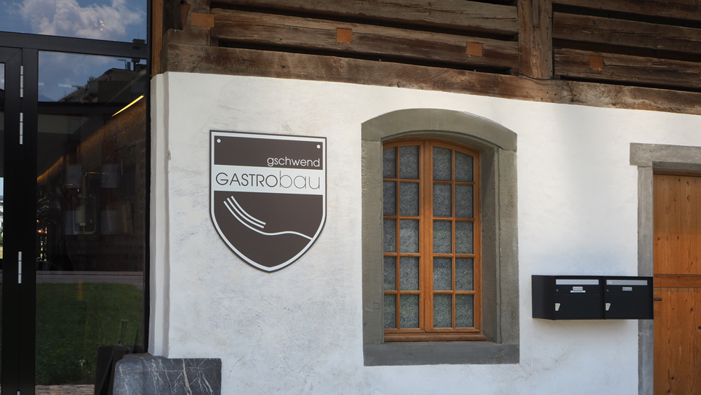 Grundmaterial lackiert und Aufschrift mit Folie