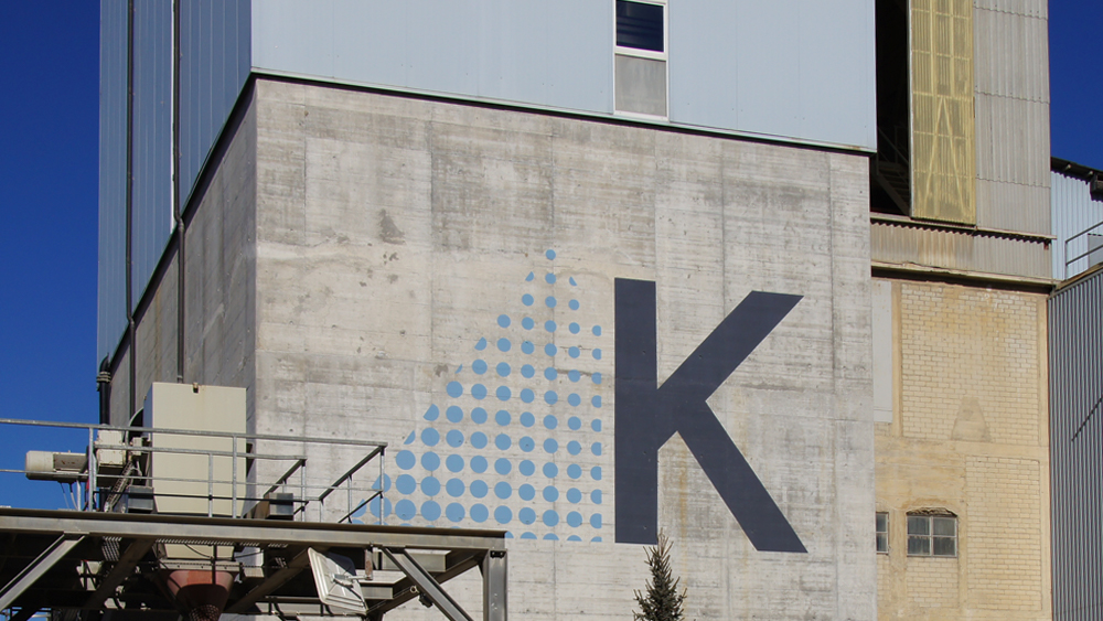 Logo auf Betonsilo schabloniert