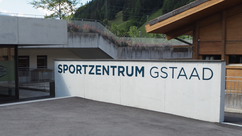 Metallbuchstaben lackiert und mit rückseitig aufgeschweissten Bolzen an Betonmauer verbohrt