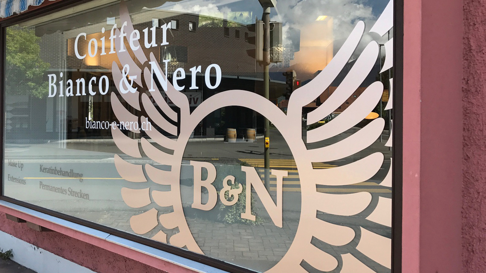 In Einzelbuchstaben geschnitten und appliziert