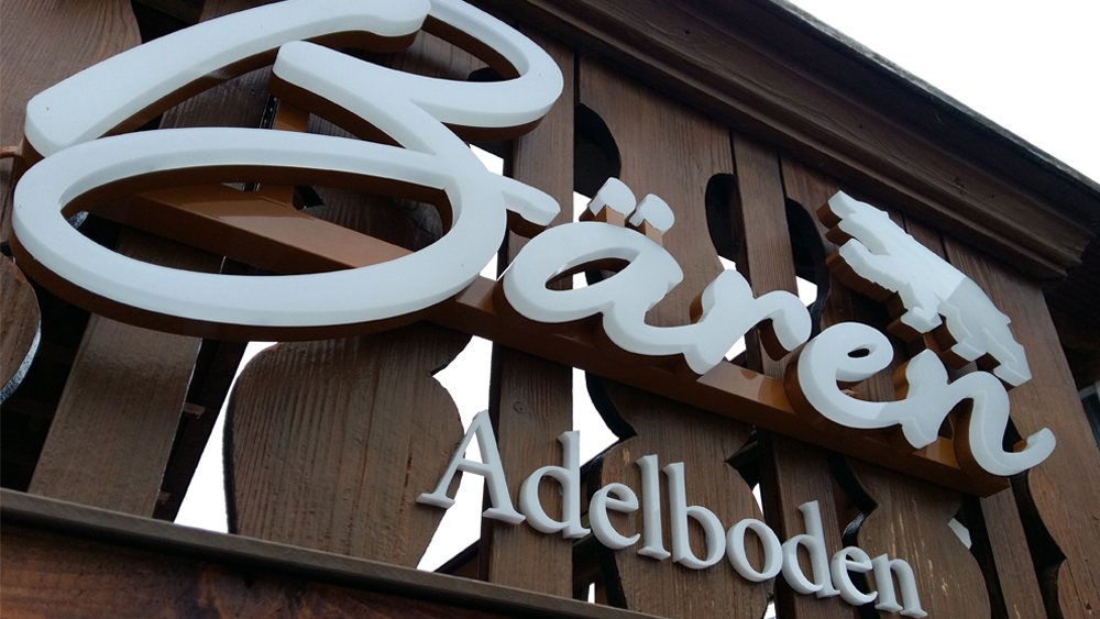 Vollacrylglas Schriften auf Kabelschiene an Balkon montiert