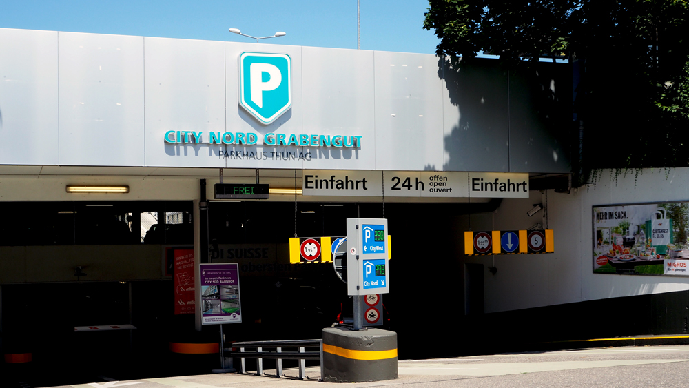 Acrylglas mit Folie belegt auf Kabelschiene an Fassade verbohrt