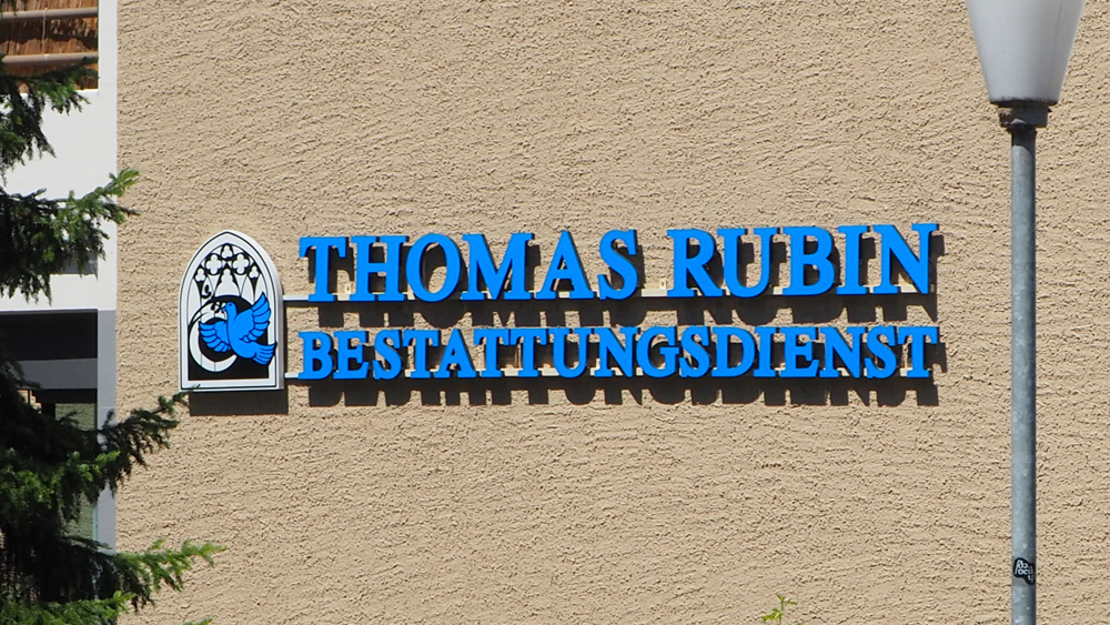 Einzelbuchstaben mit Logo in Acryl mit Folie belegt