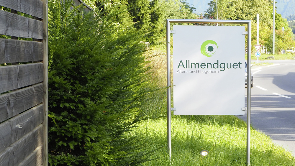 Werbeträger aus Aludibond gefasste in CNS Rahmen