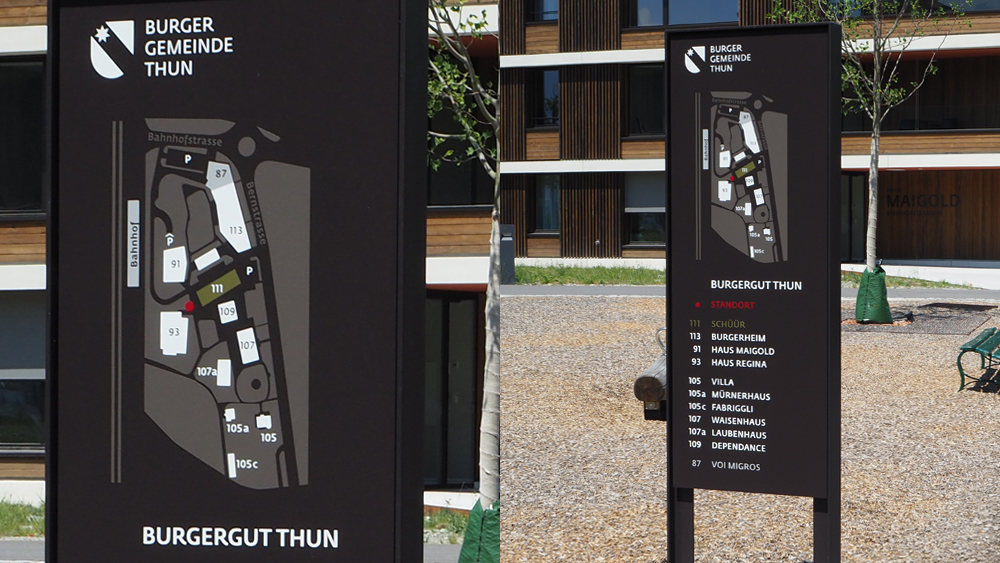 Rahmen aus T-Profil lackiert mit Werbeträger aus Aluminium