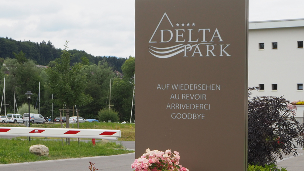 Material Aluminium mit Texten und Logos ausgefräst und Acrylglas hinterlegt