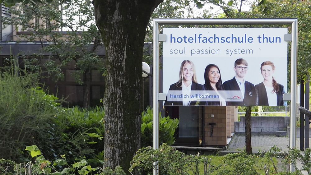 Werbeträger aus Aludibond gefasste in CNS Rahmen