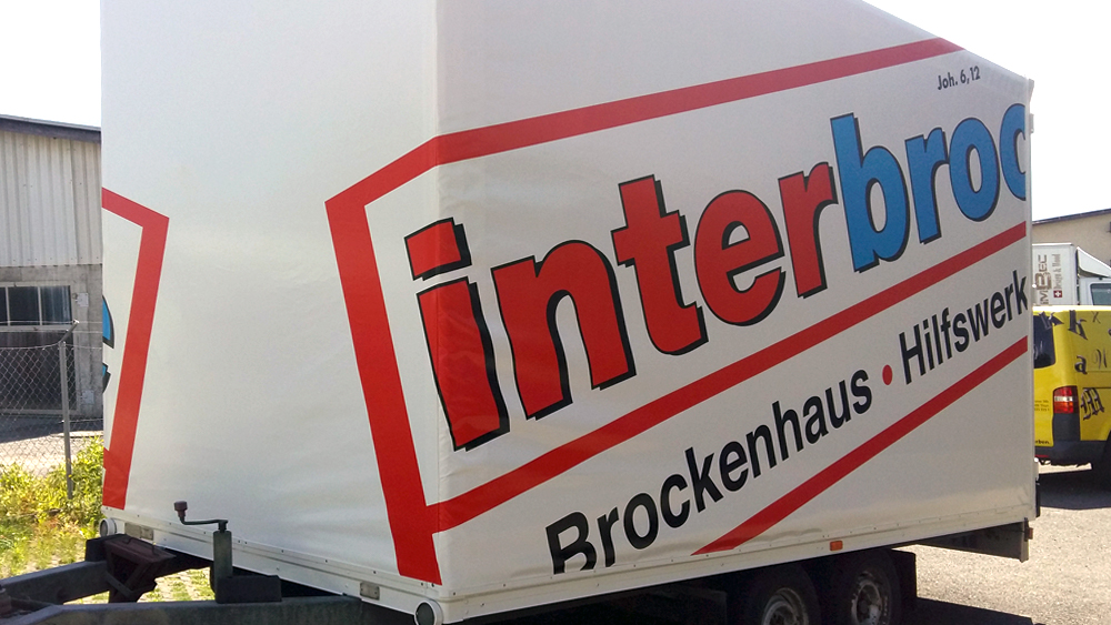 Bestehender Blachenaufbau mit negativschablone 3-farbig gestrichen