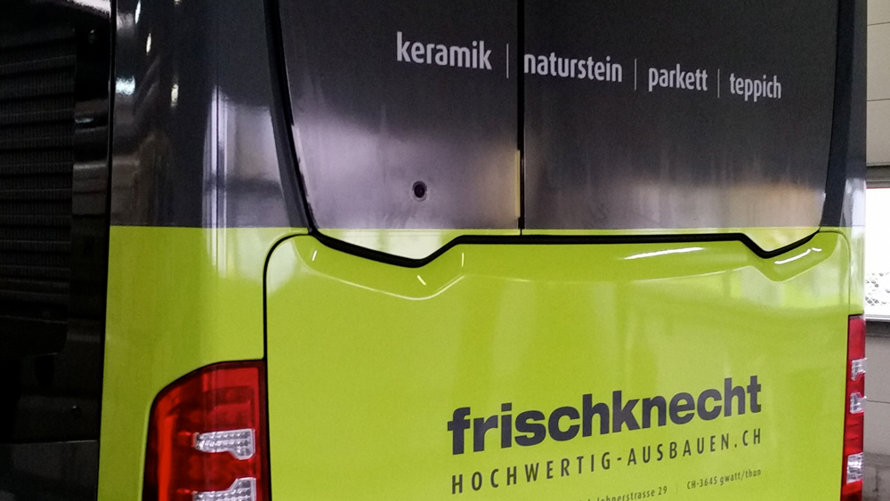 Mit 3D Folie belegt und Beschriftung in Einzelbuchstaben aufgesetzt