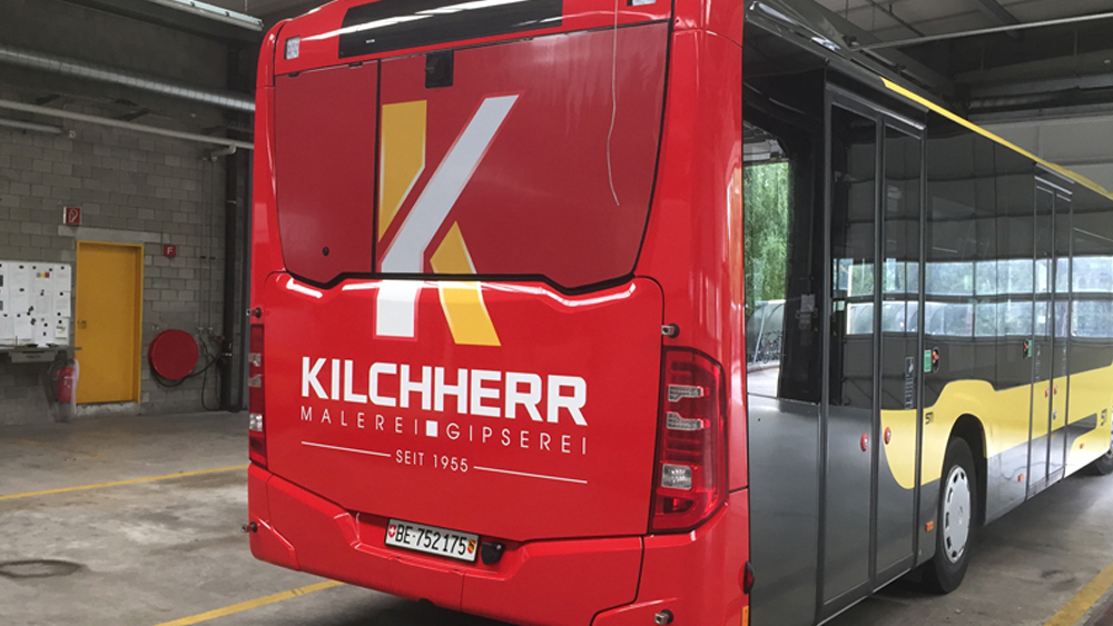 Digitaldruck 4-farbig auf weiss und im Fensterbereich mit Windowsfolie für Durchsicht von innen