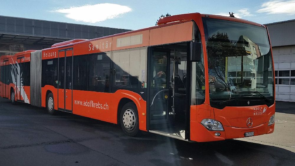 Rundum mit Folie belegt und Texte in Einzelbuchstaben appliziert