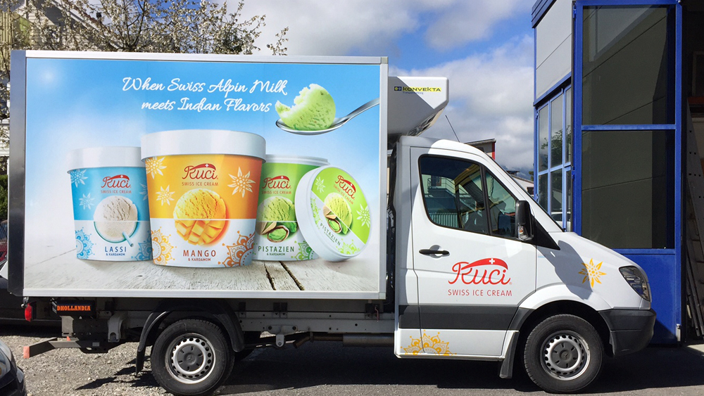 Auflieger mit Digitaldruckfolie und Kabine in Einzelbuchstaben