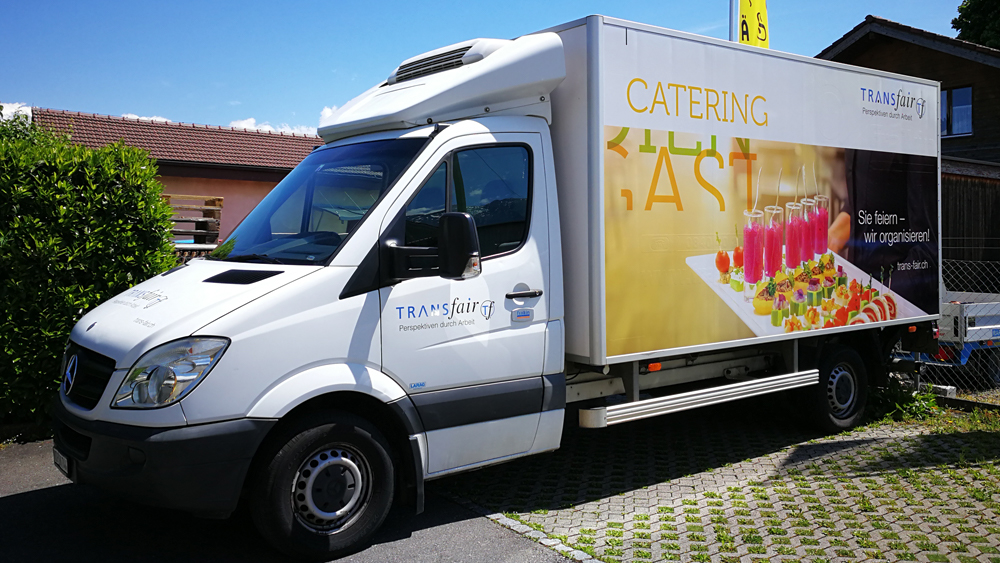 Auflieger mit Digitaldruckfolie und Kabine in Einzelbuchstaben