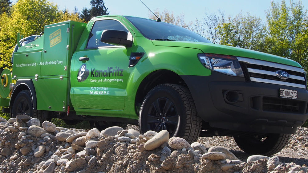 Ausführung in Einzelbuchstaben geschnitten