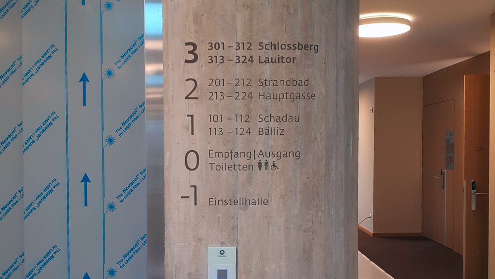 Negativ schabloniert und auf Betonsäule gestrichen