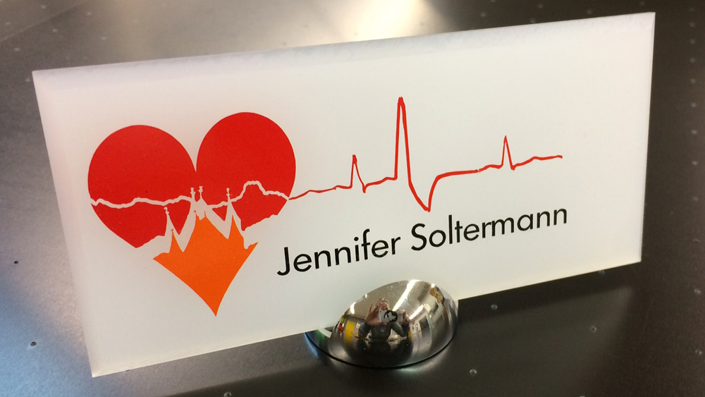 Aus Acrylglas mit Folienschnitt und Steller in Chrom