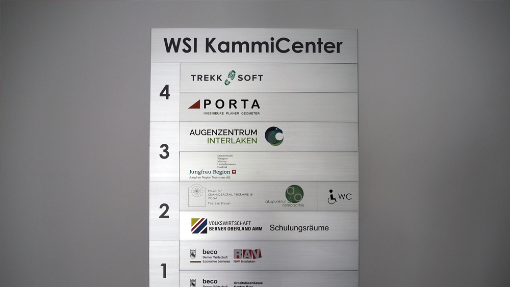 In Aluminium mit Aufschrift in Einzelbuchstaben