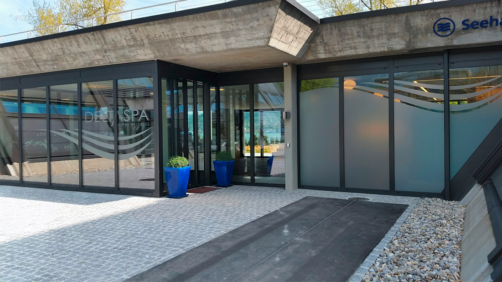 Aus Mattfolie einzeln geschnitten und von aussen montiert