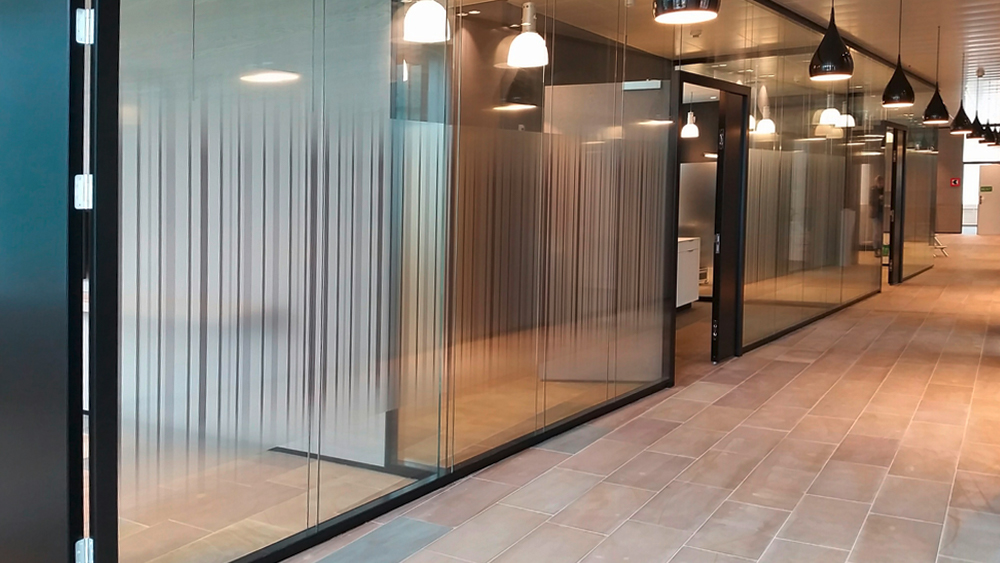 Digitaldruck mit Mattfolie von der Aussenseite auf Glas appliziert