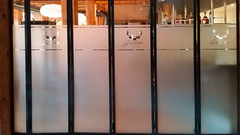 Logo negativ aus Mattfolie ausgeschnitten