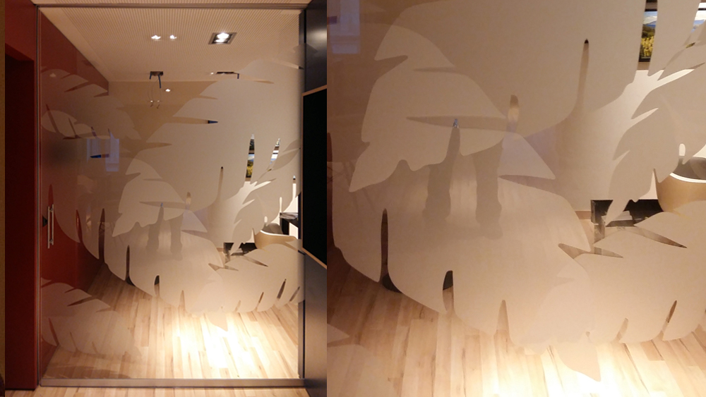 Palmblätter einzeln geschnitten und von beiden seiten auf Glas appliziert