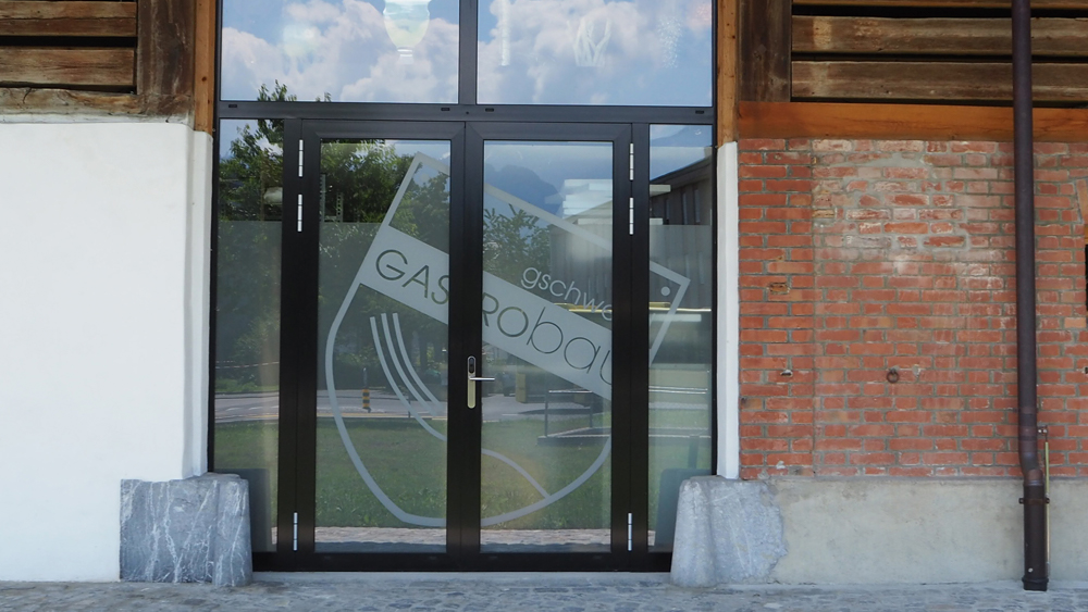 Folienschnitt in weiss und Mattfolie von der Innenseite auf Glas appliziert