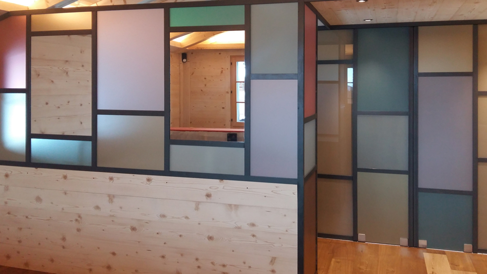 Diverse Farbfolien mit unterschiedlichen Durchsichten appliziert