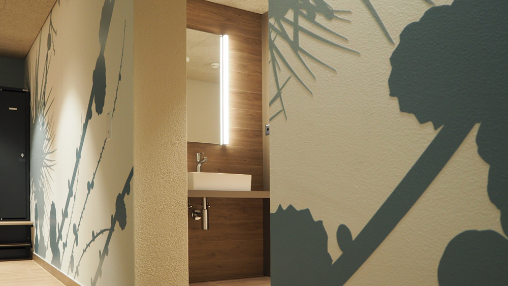 Digitaldruck 4-farbig mit Mattlaminat einzeln ausgeschnitten und auf Wand appliziert