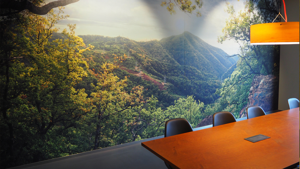 Magnetische Platten mit Digitaldruckfolie belegt und verdeckt an Mauer montiert