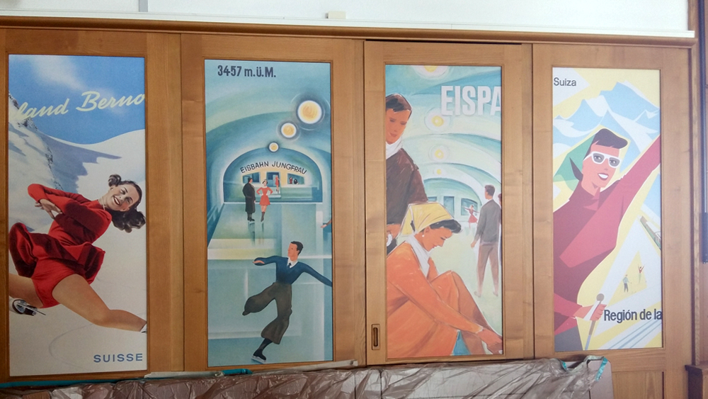 Digitaldruck auf Tapete direkt an Holzrückwand verklebt