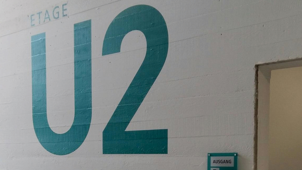 Sujet mit Negativschablone direkt auf Beton gestrichen